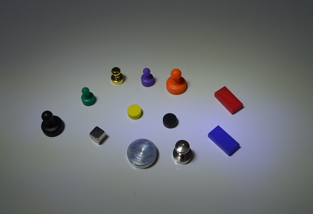 Magnesy i pionki magnetyczne biurowe na tablicę